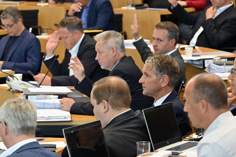 Abgeordnete der AfD und der CDU nehmen im Plenarsaal des Thüringer Landtags an einer Abstimmung teil