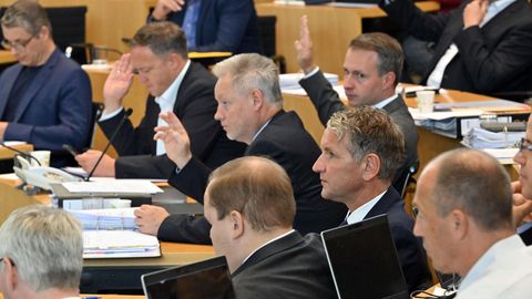 Abgeordnete der AfD und der CDU nehmen im Plenarsaal des Thüringer Landtags an einer Abstimmung teil