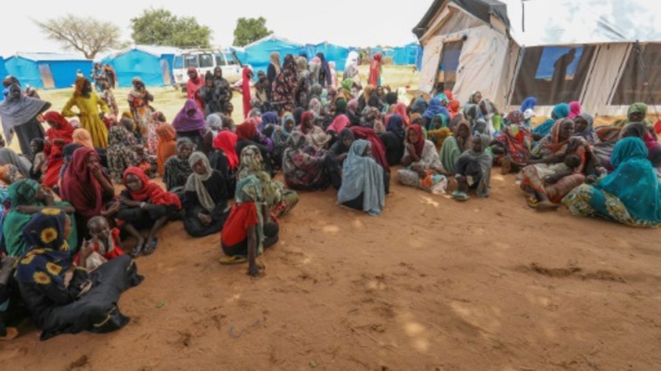 Geflüchtete Frauen im Sudan warten auf Hilfslieferungen