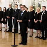 Platz 2: Finnland. Der neue Premierminister Petteri Orpo (Mitte) mit einigen seiner Kabinettsmitglieder im Präsidentenpalast im Juni in Helsinki. Orpo ist Sanna Marins Nachfolger als Regierungschef. In seinem Kabinett gibt es 13 Frauen und 9 Männer