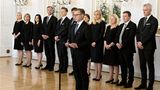 Platz 2: Finnland. Der neue Premierminister Petteri Orpo (Mitte) mit einigen seiner Kabinettsmitglieder im Präsidentenpalast im Juni in Helsinki. Orpo ist Sanna Marins Nachfolger als Regierungschef. In seinem Kabinett gibt es 13 Frauen und 9 Männer