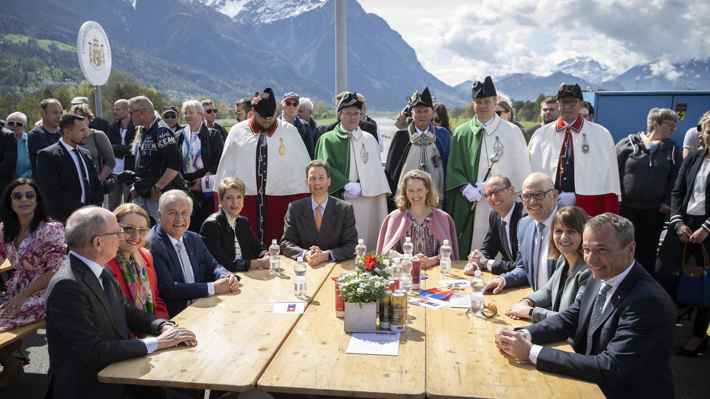 Liechtensteins Regierungschef Daniel Risch in St. Gallen neben Persönlichkeiten aus Liechtenstein und der Schweiz
