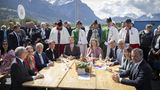 Liechtensteins Regierungschef Daniel Risch in St. Gallen neben Persönlichkeiten aus Liechtenstein und der Schweiz