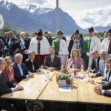 Liechtensteins Regierungschef Daniel Risch in St. Gallen neben Persönlichkeiten aus Liechtenstein und der Schweiz