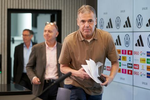 Andreas Rettig auf dem Weg zum Presse-Podium bei seiner offiziellen Vorstellung auf dem DFB-Campus