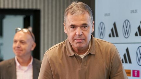 Andreas Rettig auf dem Weg zum Presse-Podium bei seiner offiziellen Vorstellung auf dem DFB-Campus