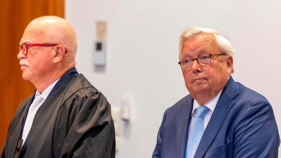 Christian Olearius steht neben seinem Verteidiger Peter Gauweiler in einem Saal des Bonner Landgericht