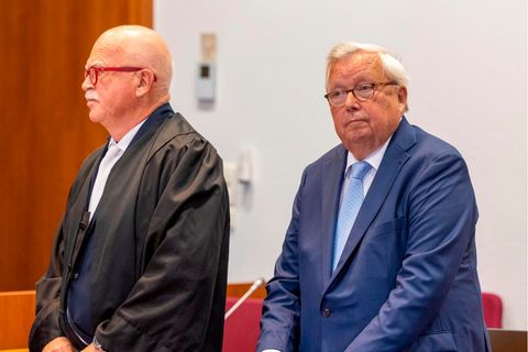 Christian Olearius steht neben seinem Verteidiger Peter Gauweiler in einem Saal des Bonner Landgericht