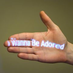 Narzissmus Symbolbild. Eine ausgestreckte Hand, auf der steht "Ich möchte bewundert werden"