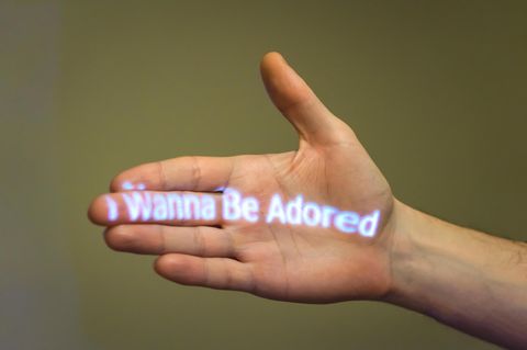 Narzissmus Symbolbild. Eine ausgestreckte Hand, auf der steht "Ich möchte bewundert werden"