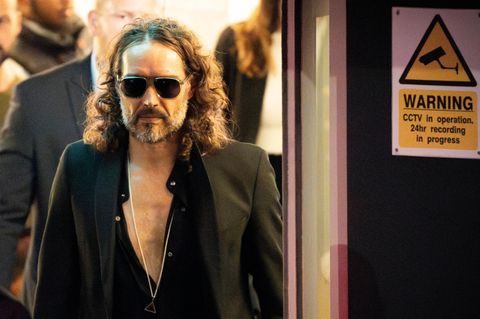 Russell Brand verlässt das Troubabour-Theater im Wembley Park im Nordwesten Londons