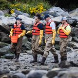 Der Prinz von Wales geht in Gummihosen mit Schülern der Urban Assembly New York Harbor School in Richtung East-River