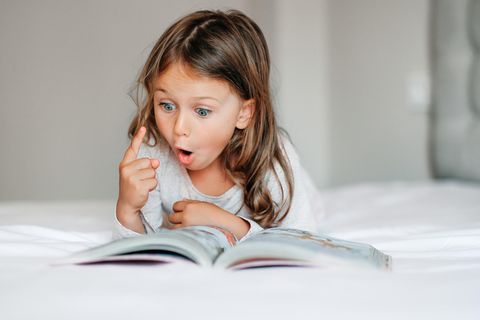 Deutscher Kinderbuchpreis 2023: Mädchen schaut begeistert in ein Buch