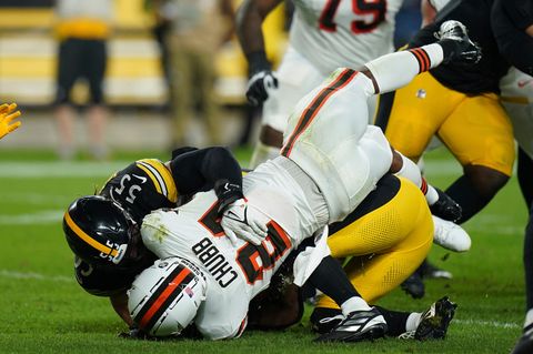 Cleveland Browns Running Back Nick Chubb wird unglücklich am linken Bein getroffen