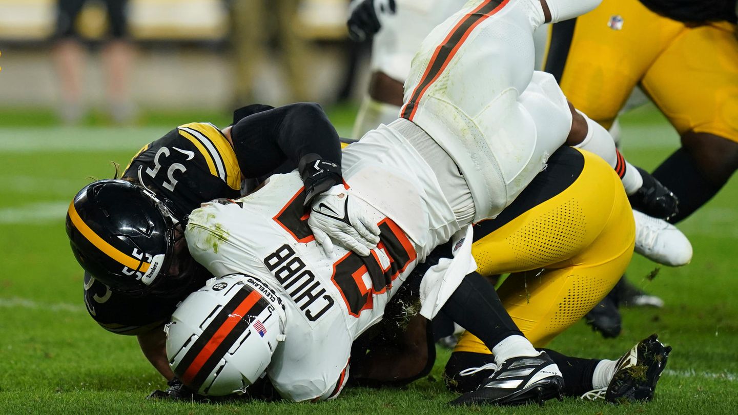 Cleveland Browns Running Back Nick Chubb wird unglücklich am linken Bein getroffen