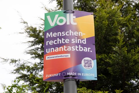 Auf einem Plakat der Partei Volt für die Lanstagswahl 2022 in Nordrhein-Westfalen steht: "Menschenrechte sind unantastbar"