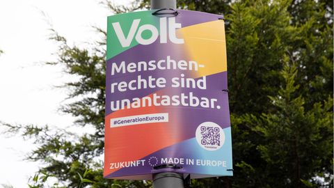 Auf einem Plakat der Partei Volt für die Lanstagswahl 2022 in Nordrhein-Westfalen steht: "Menschenrechte sind unantastbar"