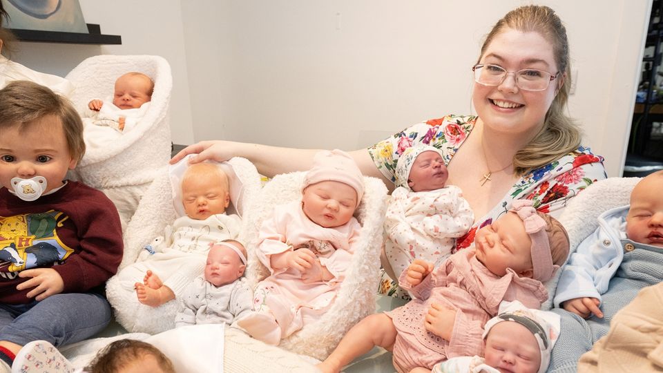 Eine Vorbereitung aufs Elternwerden? Jess und ihr Verlobter "üben" die Elternschaft mit Babypuppen, wollen aber irgendwann auch echten Nachwuchs haben.