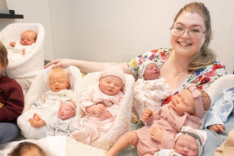 Eine Vorbereitung aufs Elternwerden? Jess und ihr Verlobter "üben" die Elternschaft mit Babypuppen, wollen aber irgendwann auch echten Nachwuchs haben.