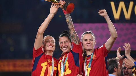 Alexia Putellas (l.), Jennifer Hermoso (m.), und Irene Paredes halten den Weltmeisterpokal in die Luft