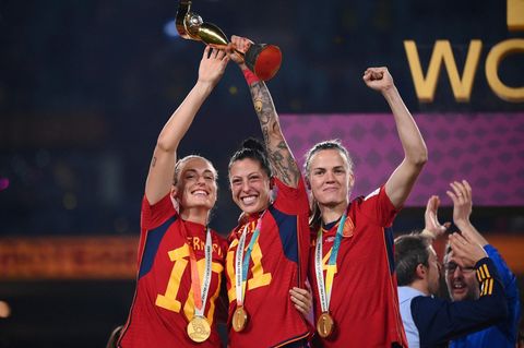 Alexia Putellas (l.), Jennifer Hermoso (m.), und Irene Paredes halten den Weltmeisterpokal in die Luft
