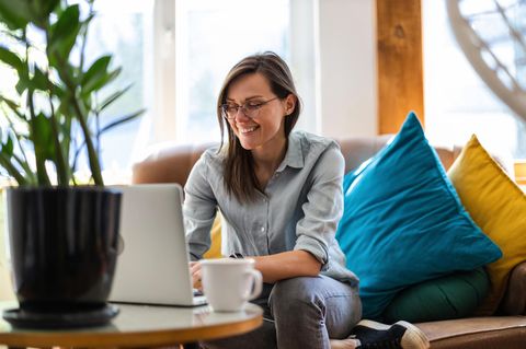 Frau arbeitet im Homeoffice