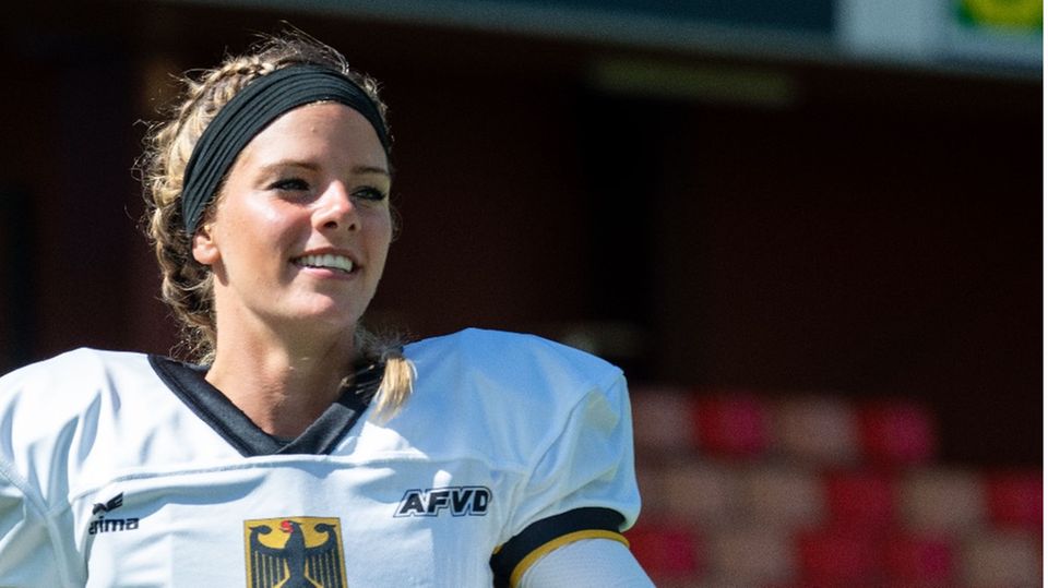 Der 2. NFL-Spieltag: Mona Stevens spielt für die „Saarland Ladycanes“ sowie die deutsche Football-Nationalmannschaft der Frauen (Flag und Tackle) auf der Position des Quarterbacks. Außerdem fungiert Stevens seit 2022 für die NFL als offizielle Botschafterin des Flag Footballs. Die Saarländern ist Teil des RTL NFL On-Air-Teams und in zahlreichen Formaten als Football-Expertin zu sehen. Mona Stevens spielt für die „Saarland Ladycanes“ sowie die deutsche Football-Nationalmannschaft der Frauen (Flag und Tackle) auf der Position des Quarterbacks. Außerdem fungiert Stevens seit 2022 für die NFL als offizielle Botschafterin des Flag Footballs. Die Saarländern ist Teil des RTL NFL On-Air-Teams und in zahlreichen Formaten als Football-Expertin zu sehen.