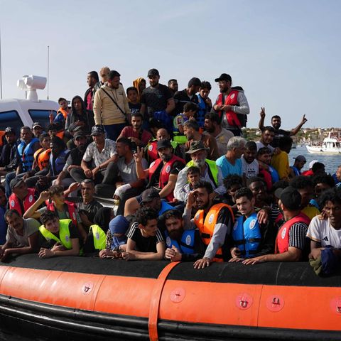 Migranten erreichen am Montag per Boot die italienische Insel Lampedusa – und damit die EU