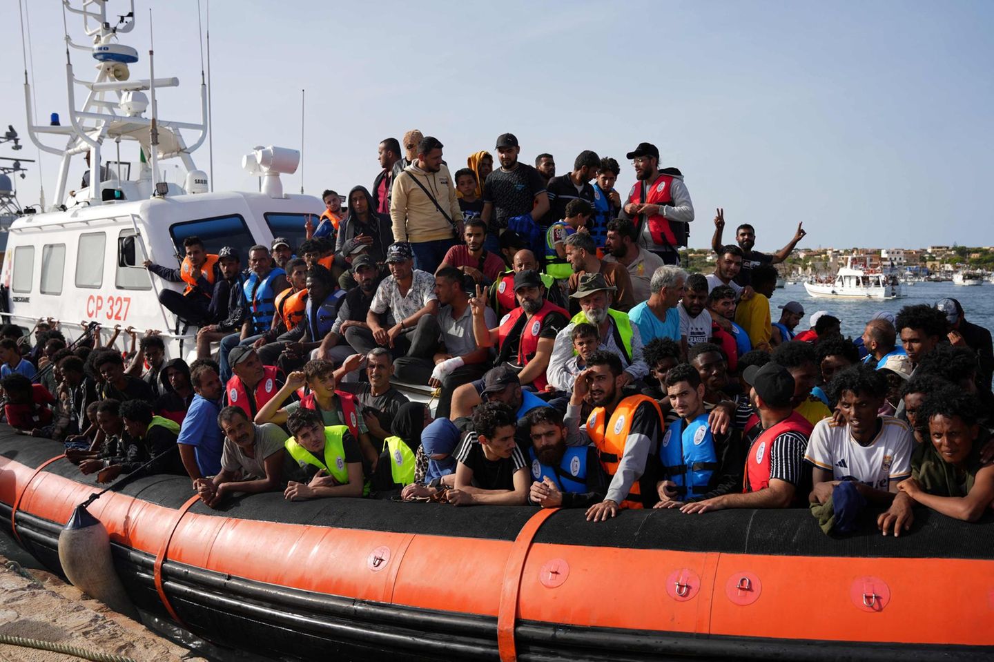 Migranten erreichen am Montag per Boot die italienische Insel Lampedusa – und damit die EU