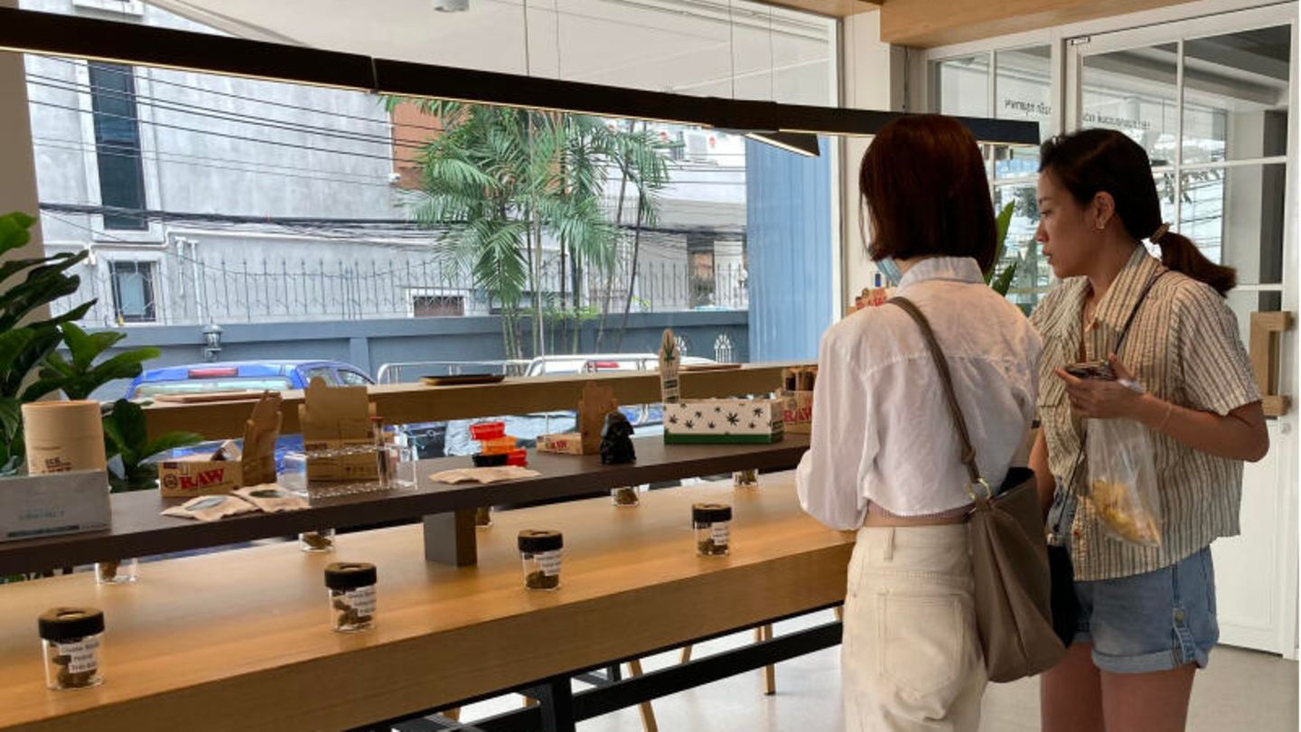 Thailand Thailand gilt seit vergangenem Jahr als neues Cannabis-Mekka. Drohten früher drakonische Strafen, so schießen nun schicke Cannabis-Shops wie Pilze aus dem Boden. Ziel der Regierung: Durch lizenzierten Anbau die pandemiegeschwächte Wirtschaft ankurbeln. Dazu wurden anfangs sogar eine Million Hanfpflanzen an Privathaushalte verschenkt. Das Ganja geht unter so verheißungsvollen Namen wie "Painkiller" oder "Guava Gouda" über die Ladentheken. Aber es gibt Regeln: Wer konsumieren will, muss mindestens 20 Jahre alt sein, Im- und Export sind verboten. Auch ist öffentliches Rauchen nicht gestattet – manche Shopbesitzer haben deshalb private Raucherecken eingerichtet. Damit sich Gras-Freunde im Dunst der Vorschriften zurechtfinden, gibt es einen Cannabis-Guide für Touristen. Offiziell ist Ganja bisher zwar nur für den medizinischen und industriellen Gebrauch freigegeben – aber da es von der Liste illegaler Drogen gestrichen wurde, ist auch der Freizeitkonsum nicht mehr verboten. Zumindest momentan. Denn noch ist die Legalisierung nicht vom Parlament per Gesetz verankert worden – und es gibt Gegner. Dass es noch einmal ein komplettes Verbot geben wird, halten politische Beobachter aber für unwahrscheinlich.