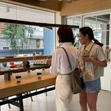 Thailand gilt seit vergangenem Jahr als neues Cannabis-Mekka. Drohten früher drakonische Strafen, so schießen nun schicke Cannabis-Shops wie Pilze aus dem Boden. Ziel der Regierung: Durch lizenzierten Anbau die pandemiegeschwächte Wirtschaft ankurbeln. Dazu wurden anfangs sogar eine Million Hanfpflanzen an Privathaushalte verschenkt. Das Ganja geht unter so verheißungsvollen Namen wie "Painkiller" oder "Guava Gouda" über die Ladentheken. Aber es gibt Regeln: Wer konsumieren will, muss mindestens 20 Jahre alt sein, Im- und Export sind verboten. Auch ist öffentliches Rauchen nicht gestattet – manche Shopbesitzer haben deshalb private Raucherecken eingerichtet. Damit sich Gras-Freunde im Dunst der Vorschriften zurechtfinden, gibt es einen Cannabis-Guide für Touristen. Offiziell ist Ganja bisher zwar nur für den medizinischen und industriellen Gebrauch freigegeben – aber da es von der Liste illegaler Drogen gestrichen wurde, ist auch der Freizeitkonsum nicht mehr verboten. Zumindest momentan. Denn noch ist die Legalisierung nicht vom Parlament per Gesetz verankert worden – und es gibt Gegner. Dass es noch einmal ein komplettes Verbot geben wird, halten politische Beobachter aber für unwahrscheinlich.