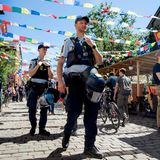 Auch in Dänemark bestimmt das Thema Cannabis seit einigen Wochen die Titelseiten der Zeitungen. Grund dafür ist ein ausgeprägter Streit um die berüchtigte Drogenmeile des Landes: In der Kopenhagener Freistadt Christiania haben die Einwohner genug von den Dealern, die in der sogenannten Pusher Street mehr oder weniger frei sichtbar Haschisch und Marihuana verticken. Dieses Geschäft befindet sich seit geraumer Zeit immer fester in der Hand von Rockern und Gangs, was zu Gewalttaten und tödlichen Schüssen geführt hat.  Die Einwohner von Christiania wollen die berüchtigte Straße nun schließen lassen – wie das ablaufen soll, müssen die dänischen Behörden klären. Gelingt es, wäre es ein historischer Schritt: Drogen gehören seit mehr als 50 Jahren zu der Hippie-Wohnsiedlung, auch Touristen schauen sich die Pusher Street gerne an. Die Christianiter hoffen nun, die Kriminellen loszuwerden – gleichzeitig aber auch auf einen legalisierten, staatlich regulierten Drogenmarkt.