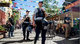 Auch in Dänemark bestimmt das Thema Cannabis seit einigen Wochen die Titelseiten der Zeitungen. Grund dafür ist ein ausgeprägter Streit um die berüchtigte Drogenmeile des Landes: In der Kopenhagener Freistadt Christiania haben die Einwohner genug von den Dealern, die in der sogenannten Pusher Street mehr oder weniger frei sichtbar Haschisch und Marihuana verticken. Dieses Geschäft befindet sich seit geraumer Zeit immer fester in der Hand von Rockern und Gangs, was zu Gewalttaten und tödlichen Schüssen geführt hat.  Die Einwohner von Christiania wollen die berüchtigte Straße nun schließen lassen – wie das ablaufen soll, müssen die dänischen Behörden klären. Gelingt es, wäre es ein historischer Schritt: Drogen gehören seit mehr als 50 Jahren zu der Hippie-Wohnsiedlung, auch Touristen schauen sich die Pusher Street gerne an. Die Christianiter hoffen nun, die Kriminellen loszuwerden – gleichzeitig aber auch auf einen legalisierten, staatlich regulierten Drogenmarkt.