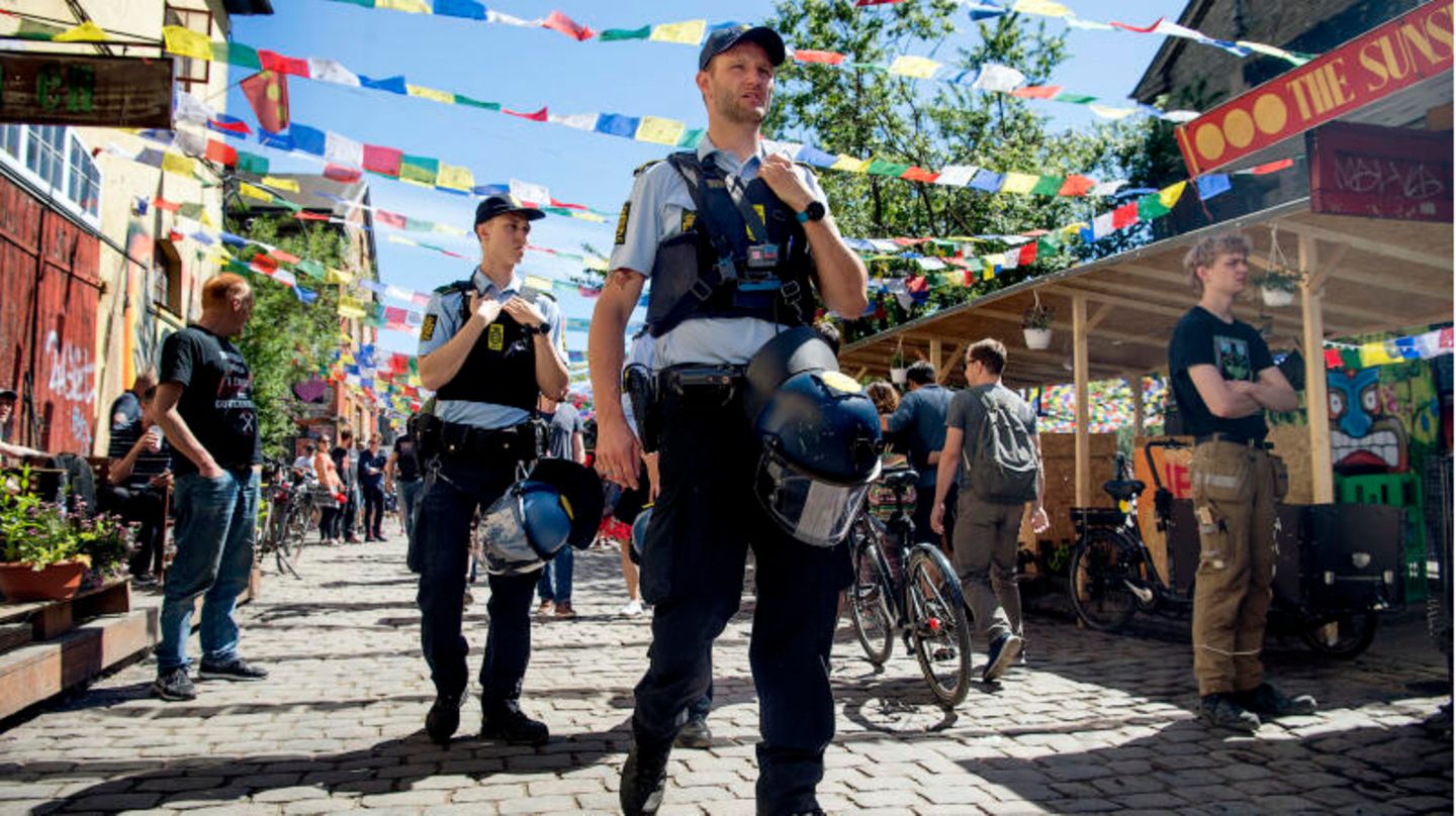Dänemark Auch in Dänemark bestimmt das Thema Cannabis seit einigen Wochen die Titelseiten der Zeitungen. Grund dafür ist ein ausgeprägter Streit um die berüchtigte Drogenmeile des Landes: In der Kopenhagener Freistadt Christiania haben die Einwohner genug von den Dealern, die in der sogenannten Pusher Street mehr oder weniger frei sichtbar Haschisch und Marihuana verticken. Dieses Geschäft befindet sich seit geraumer Zeit immer fester in der Hand von Rockern und Gangs, was zu Gewalttaten und tödlichen Schüssen geführt hat. Die Einwohner von Christiania wollen die berüchtigte Straße nun schließen lassen – wie das ablaufen soll, müssen die dänischen Behörden klären. Gelingt es, wäre es ein historischer Schritt: Drogen gehören seit mehr als 50 Jahren zu der Hippie-Wohnsiedlung, auch Touristen schauen sich die Pusher Street gerne an. Die Christianiter hoffen nun, die Kriminellen loszuwerden – gleichzeitig aber auch auf einen legalisierten, staatlich regulierten Drogenmarkt.
