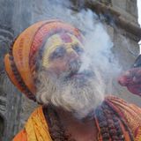 Komplizierter ist die Lage in Nepal. Einst zog das Land im Himalaya unzählige Hippies an – nicht zuletzt wegen der vielen Cannabis-Läden. Das Marihuana-Rauchen ist hier aber auch kulturell verankert, und der Konsum wurde lange als völlig normal angesehen. Aber in den 1970er Jahren verbot das Land Produktion, Verkauf und Konsum – nachdem die USA im Rahmen ihres damaligen Krieges gegen Drogen Druck gemacht hatten. Wer sich nicht daran hält, kann sogar ins Gefängnis wandern.  Trotzdem hat noch so mancher in aller Öffentlichkeit einen Joint in der Hand, oft drückt die Polizei ein Auge zu. So rauchen Sadhus – als heilig angesehene und von Almosen lebende Männer – regelmäßig auf den Geländen hinduistischer Tempel. Zudem sieht man auf dem Land oft Cannabis-Pflanzen in Gärten. Und auch beim "Shivaratri"-Fest zu Ehren des Hindu-Gottes Shiva, das jedes Jahr Hunderttausende Gläubige begehen, spielt der Konsum eine wichtige Rolle. Inzwischen gibt es Bestrebungen, die Droge wieder zu legalisieren.