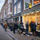 Noch viel früher duldeten die Niederlande bereits in den 1970er Jahren als eines der ersten Länder der Welt den Verkauf und Konsum sogenannter weicher Drogen. Das Land gilt seit Jahrzehnten als Kiffer-Paradies. Doch die oft gerühmte Toleranz hat einen Haken: Coffeeshops dürfen Cannabis zwar verkaufen, Anbau und Großhandel bleiben aber verboten. D Läden können die Ware also nur illegal durch die Hintertür besorgen. Gerade Amsterdam leidet unter vielen saufenden und kiffenden Partytouristen. Dabei hat die Stadt längst die Notbremse gezogen: Kiffen ist seit Ende Mai auf den Straßen im alten Zentrum verboten.  Im kommenden Jahr starten die Niederlande aber einen Versuch mit legalem Cannabis-Anbau.