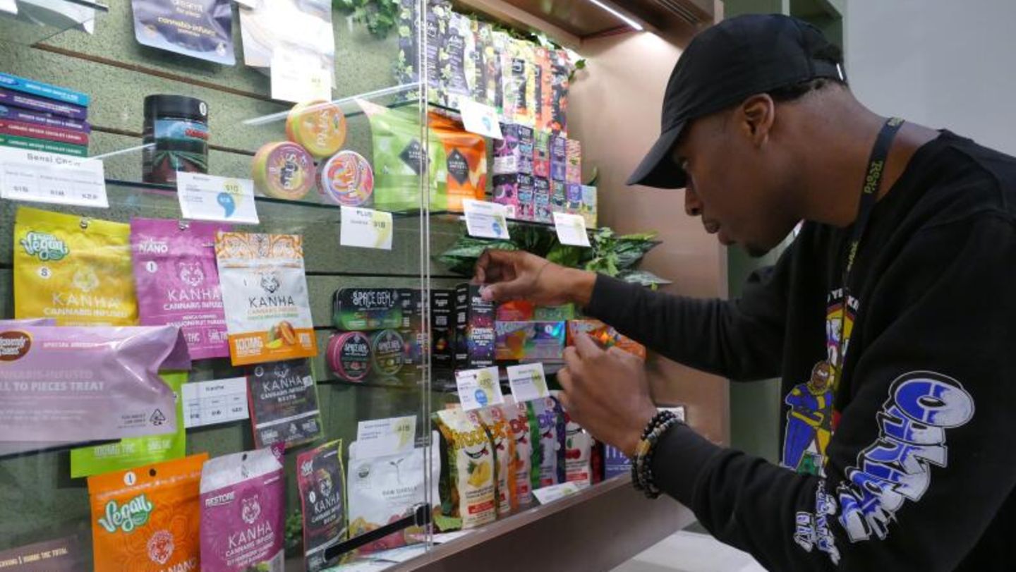 Auch in Teilen der USA blüht das Geschäft mit dem "grünen Gold". Gerade in Kalifornien gibt es einen regelrechten Cannabis-Tourismus. Die Stadt Oakland etwa listet auf der "Cannabis-Trail"-Webseite die besten Verkaufsstellen. Wer 21 Jahre alt ist, darf legal "Pot" shoppen. Allerdings ist auch in Kalifornien der Konsum auf der Straße und öffentlichen Plätzen weiterhin untersagt.  