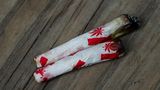 Die Trudeau-Regierung in Kanada hat ebenfalls bereits 2018 Cannabis legalisiert. Gras sollte nicht mehr illega sein und der Markt reguliert werden. Umfragen zeigten zuletzt, dass der Konsum nach einigen Jahren des leichten Anstiegs nun fast wieder auf dem Niveau von vor der Legalisierung liegt. Mittlerweile gehört Cannabis aber – ob als Getränk, Joint oder Gummibärchen – in weiten Teilen Kanadas zum normalen Leben speziell junger Menschen.