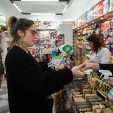 Der Wegbereiter hin zu einem neuen Umgang mit der Droge war Uruguay. Es war 2013 das erste Land weltweit, das den Konsum, den Verkauf und den Anbau von Cannabis legalisierte. Konsumenten dürfen pro Woche bis zu zehn Gramm Marihuana in der Apotheke erwerben. Voraussetzung: Die Konsumenten müssen sich vor dem Kauf registrieren. Außerdem dürfen sie zu Hause bis zu sechs Pflanzen mit einer maximalen Jahresernte von 480 Gramm kultivieren. Cannabis-Clubs mit zwischen 15 und 45 Mitgliedern können bis zu 99 Pflanzen besitzen.