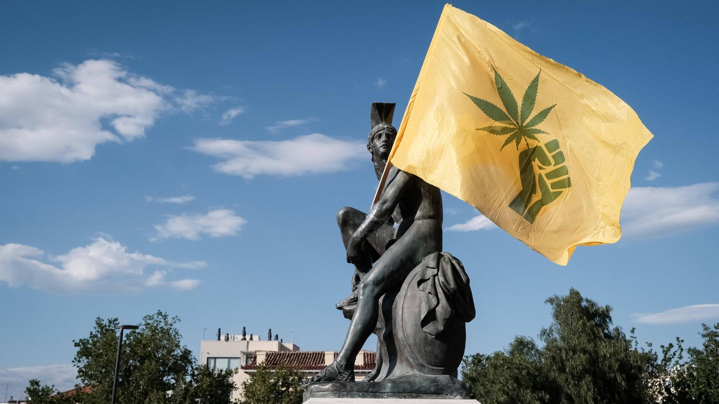Griechenland In Europa gilt Griechenland als Eldorado für Cannabis-Freunde – zumindest beim Anbau. Immer wieder entdeckt die Polizei große Plantagen mit Tausenden Pflanzen, die dann verbrannt werden. Selbst auf dem Berg Olymp und in Klostergärten wurden die Fahnder fündig. Auf Kreta geht es besonders kriminell zu: In dem unwegsamen, bergigen Gelände der Insel gibt es Drogen-Barone und Clans, die ihre Terrains sogar mit Waffengewalt verteidigen.