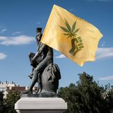 In Europa gilt Griechenland als Eldorado für Cannabis-Freunde – zumindest beim Anbau. Immer wieder entdeckt die Polizei große Plantagen mit Tausenden Pflanzen, die dann verbrannt werden. Selbst auf dem Berg Olymp und in Klostergärten wurden die Fahnder fündig. Auf Kreta geht es besonders kriminell zu: In dem unwegsamen, bergigen Gelände der Insel gibt es Drogen-Barone und Clans, die ihre Terrains sogar mit Waffengewalt verteidigen.