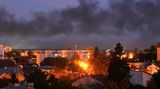 Lwiw, Ukraine. Schwarzer Rauch zieht über die Stadt, während es an mehreren Orten brennt. Russische Drohnen haben die Stadt im Westen der Ukraine aus der Luft attackiert. Journalisten vor Ort berichten von mehreren Explosionen in der Nacht.