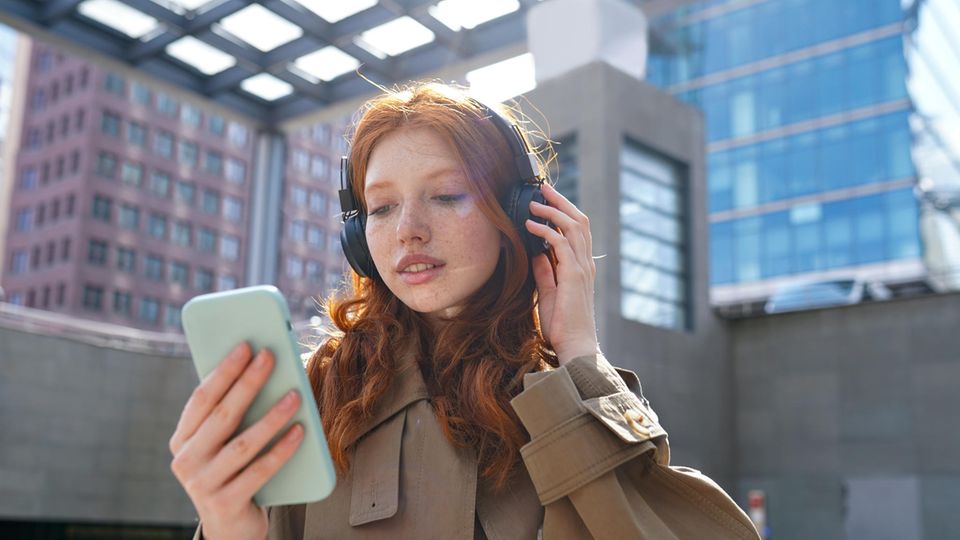 Junge Frau mit Smartphone