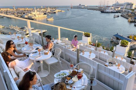 Café mit Blick auf den Hafen