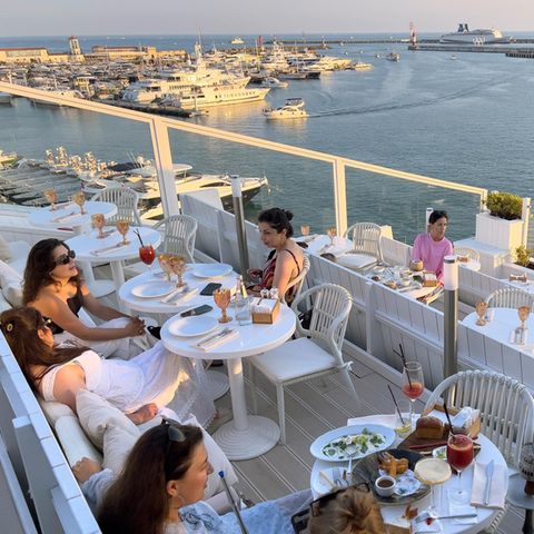 Café mit Blick auf den Hafen