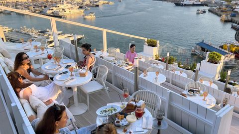 Café mit Blick auf den Hafen
