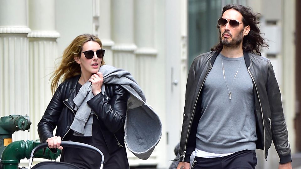 Laura Gallacher und Russell Brand