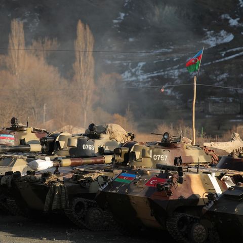 Panzer von Aserbaidschan stehen in Bergkarabach