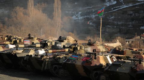 Panzer von Aserbaidschan stehen in Bergkarabach