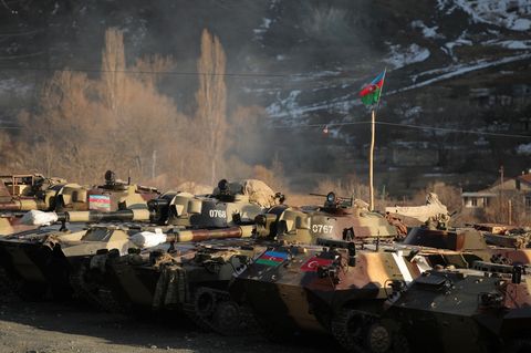 Panzer von Aserbaidschan stehen in Bergkarabach